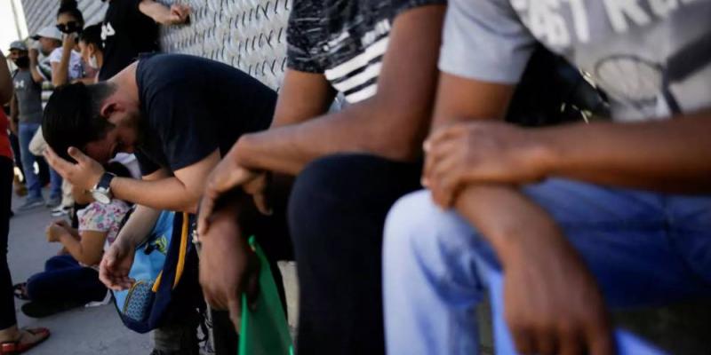 Inmigrantes aplauden plan migratorio de Biden Migrantes del programa 'Permanecer en México' hacen fila fuera de las instalaciones del Instituto Nacional de Migración (INM) para renovar su permiso de permanencia legal en México, en espera de su audiencia de migración en Estados Unidos. Imagen en Ciudad Juárez, México, el 8 de julio de 2020. © Jose Luis González / Reuters