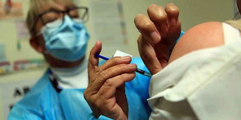 La inmunidad humana resiste a las nuevas variantes del coronavirus Una sanitaria aplica la vacuna contra la Covid-19 a una de sus compañeras en México / Luis Torres / EFE