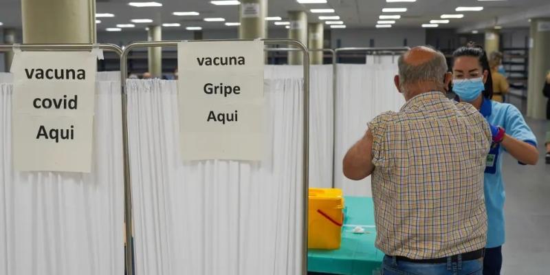 Un hombre se vacuna en Andalucía en un punto habilitado tanto para la gripe como para la Covid. / EP Un hombre se vacuna en Andalucía en un punto habilitado tanto para la gripe como para la Covid.