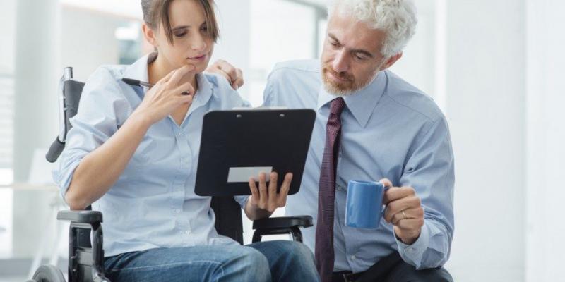 Las innovaciones que ayudan a personas con discapacidad/ Entorno Saludable Persona con movilidad reducida haciendo uso de una tablet en el trabajo