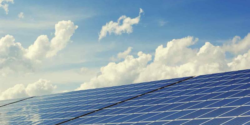 Imagen de unas placas solares/Xakata La energía solar ayuda en muchas necesidades tecnológicas mundiales