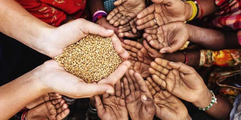 Imagen de personas con comida en las manos/Luna TV Canal 53 El hambre aumenta en todos los países