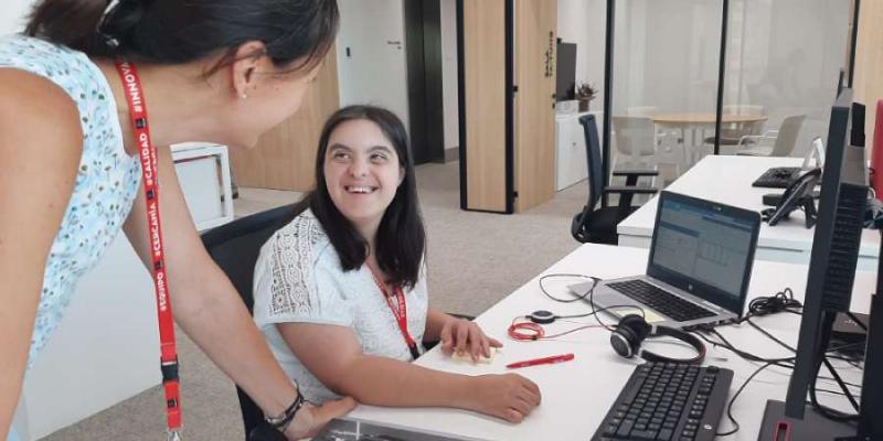 Una trabajadora de este proyecto de inserción laboral - Servimedia Proyectos de inserción laboral
