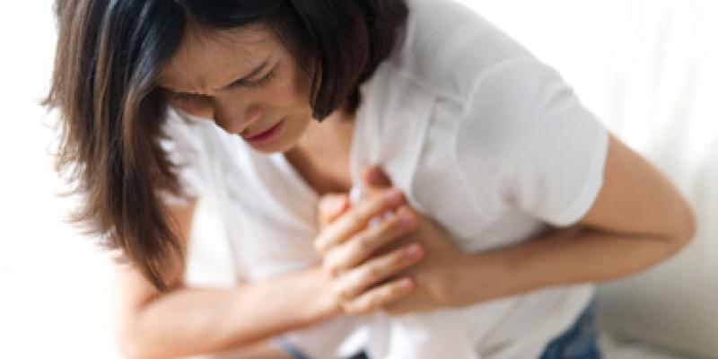 Imagen de una chica con dolor en el pecho/envatoelements El calor afecta a las mujeres en cuanto a la insuficiencia venosa