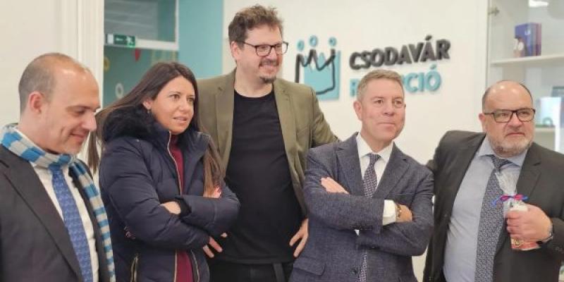 Integración laboral en Castilla La Mancha Emiliano García Page con miembros de la asociación Mentorallás