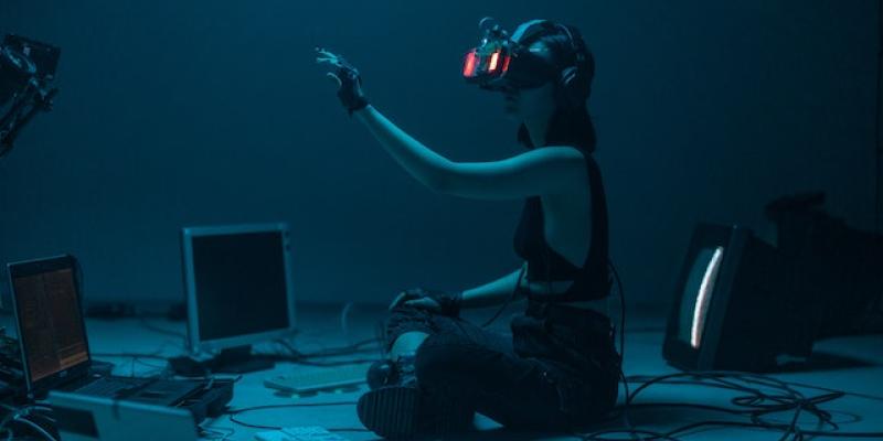 El siguiente paso de la Inteligencia Artificial - Pexels Una joven haciendo uso de inteligencia artificial