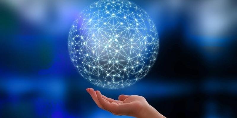La IA y el Blockchain, caminos de modernización - Pixabay Una mano sujeta una esfera que representa las conexiones digitales