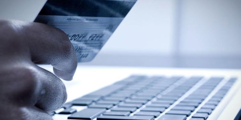 Imagen de una persona comprando por Internet/El Confidencial Comprar por Internet