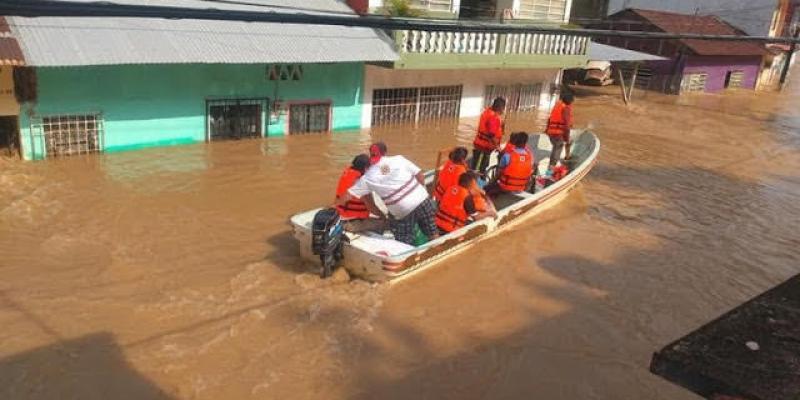 Barca con personas durante varias inundaciones 