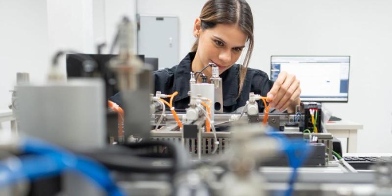 Una persona trabajadora en el sector I+D+I | Foto del Ministerio de Ciencia, Innovación y Universidades Una persona trabajadora en el sector I+D+I