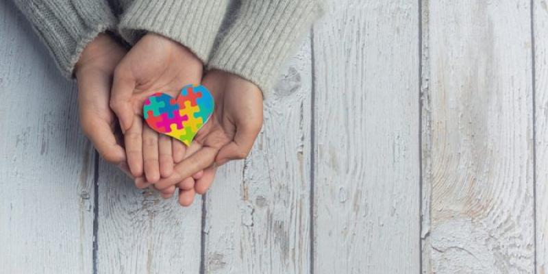 Enfermedades raras | Foto del CGE Unas manos unidas, con un dibujo de un corazón