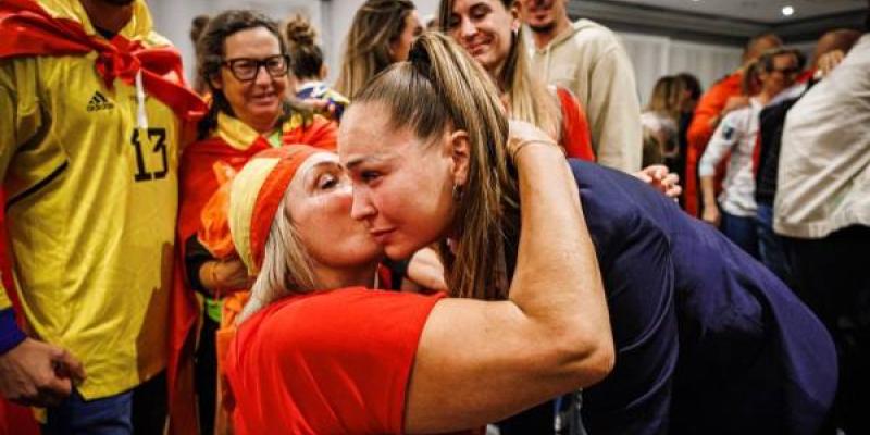 Irene Guerrero, junto a su madre Ana tras ganar la Copa del Mundo