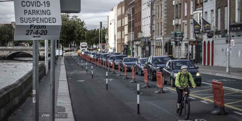 Hombre en bicicleta por las calles de Irlanda / GETTY IMAGES
