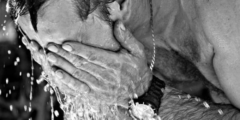 Isla de calor / Pixabay Hombre mojándose la cara en plena isla de calor