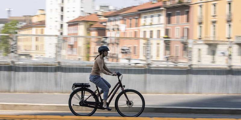Imagen de una mujer en bicicleta/Maillot Magazine Los países de la UE podrán aplicar un IVA reducido en las bicicletas