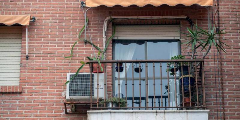 Vivienda en el barrio de Santa Eulalia de Murcia donde ocurrió la presunta agresión sexual. En vídeo, tres jóvenes afganos detenidos por presuntamente violar a tres chicas en Murcia. Foto de EFE, Atlas