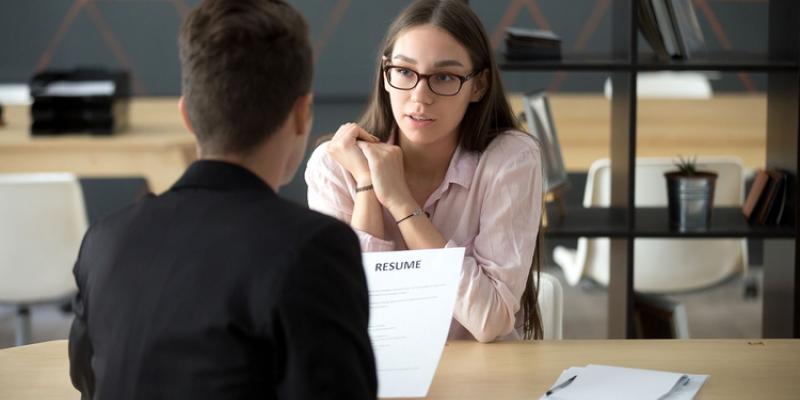 Son muy pocos los que trabajan de su área de estudio pero aún así buscan mejorar sus condicones laborales (Shutterstock)