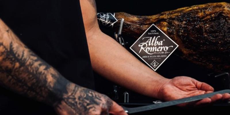 Imagen de un chico cortando jamón/Alba Romero Jamones La mejor forma de cortar jamón de forma correcta
