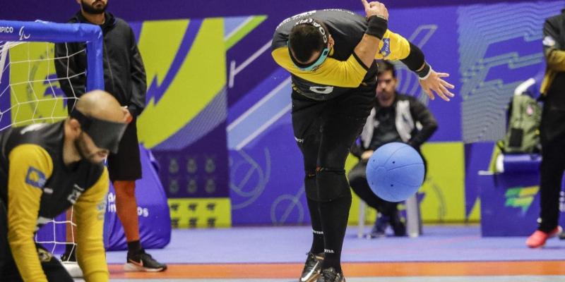 Javi Serrato durante un partido de goalball en el Brasileirao, el campeonato de clubes más potente del mundo.