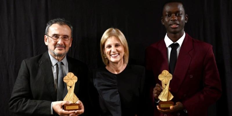 Ganadores de la mejor película del Festival de Cine con Acento Antonio Cuadri y el protagonista, Ibrahima Koné, junto con la alcaldesa de Jerez