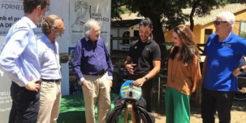 Foto Cherrytv El jinete Raún Pinteño muestra su silla adaptada para montar a caballo