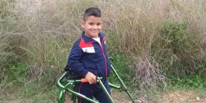 Joan, un niño con parálisis cerebral Joan con su andador / Imagen de Instagram