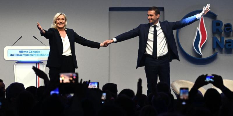 Jordan Bardella de la mano de Le Pen - ALAIN JOCARD (AFP) Jordan Bardella en su presentación oficial