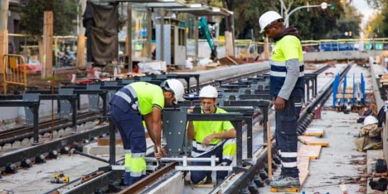 Imagen de varios trabajadores/El HuffPost Reducción de la jornada laboral