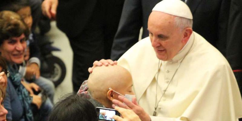 Imagen del Papa Francisco con una persona enferma de cáncer/Aciprensa El Papa Francisco lanza un mensaje durante esta jornada dirigido al sector sanitario