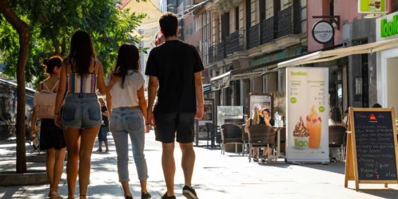 Tres jóvenes en una calle de Madrid | Foto de Jorge Villa Tres jóvenes en una calle de Madrid