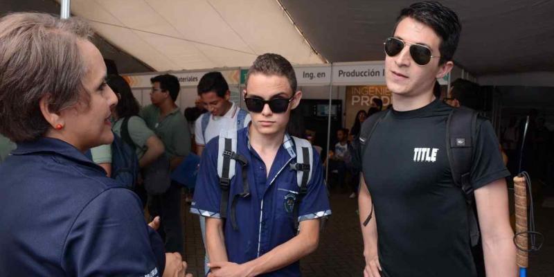 Jóvenes ciegos / Tecnológico de Costa Rica Dos jóvenes ciegos acuden al centro educativo