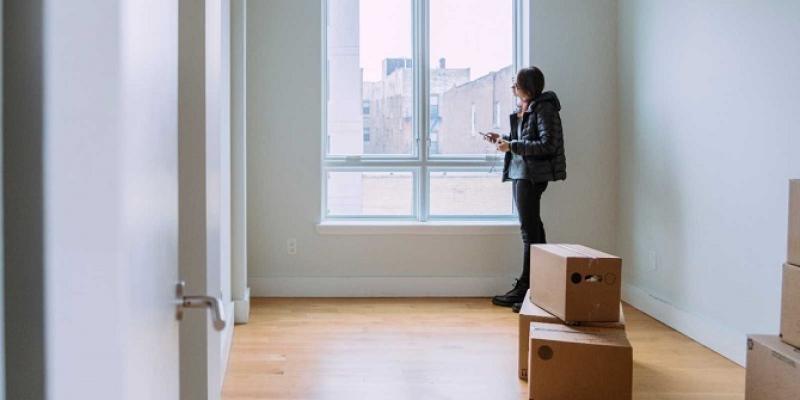 Imagen de una joven en un piso/Alicante Press Los jóvenes reducen su economía en alquileres