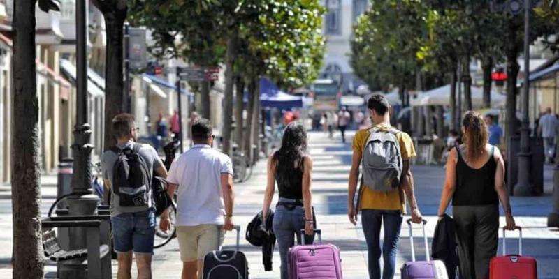 Imagen de jóvenes con maletas/Las Provincias Cada vez son más los jóvenes que no pueden emanciparse
