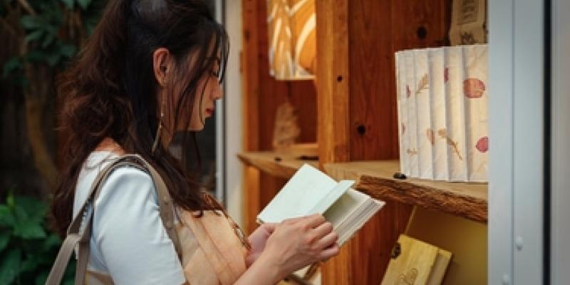 Imagen de una joven leyendo un libro/envatoelements Fomentar la lectura entre los jóvenes