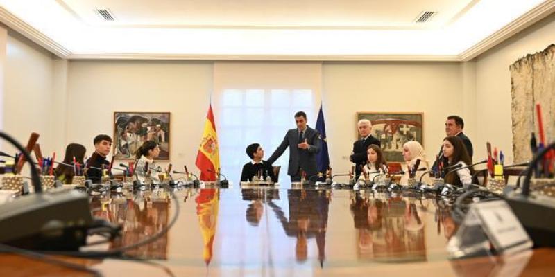 La Moncloa/ EFE/ POOL Moncloa/ Borja Puig de la Bellacasa Los jóvenes hablando con Pedro Sánchez
