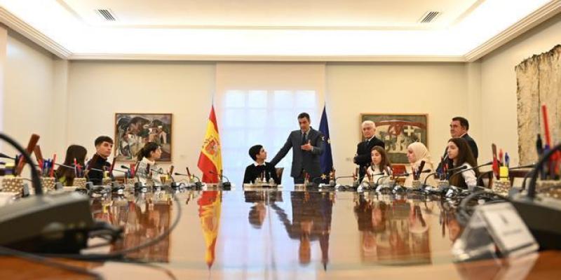 Los jóvenes hablando con Pedro Sánchez