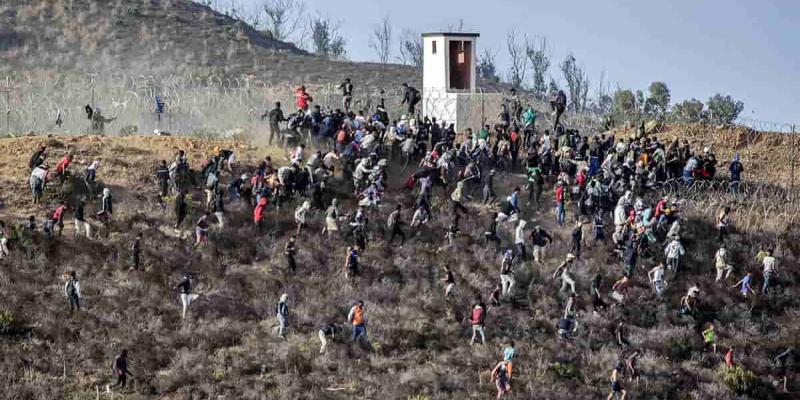 Imagen de personas cruzando la valla/Atalayar Haraga, la aplicación de tiktok sobre la emigración marroquí