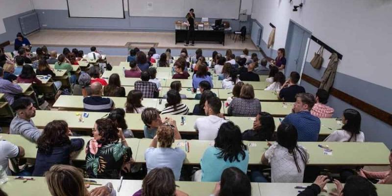 Muchos jóvenes recurren a las oposiciones para funcionarios