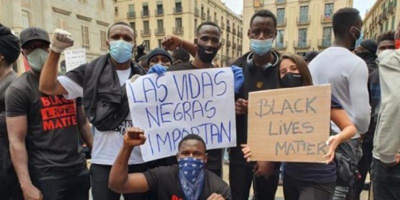 Imagen sobre racismo de La Vanguardia Manifestación contra el racismo en plaza Sant Jaume.
