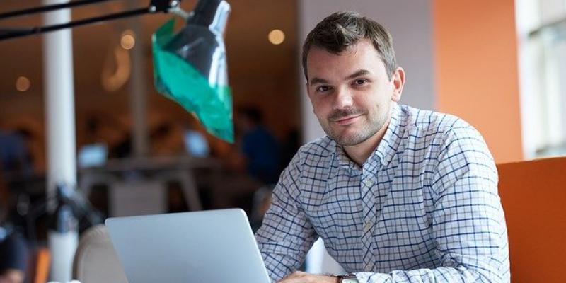 Jóvenes y empleo en 2020 Joven trabajando en remoto con su portátil / Pixabay