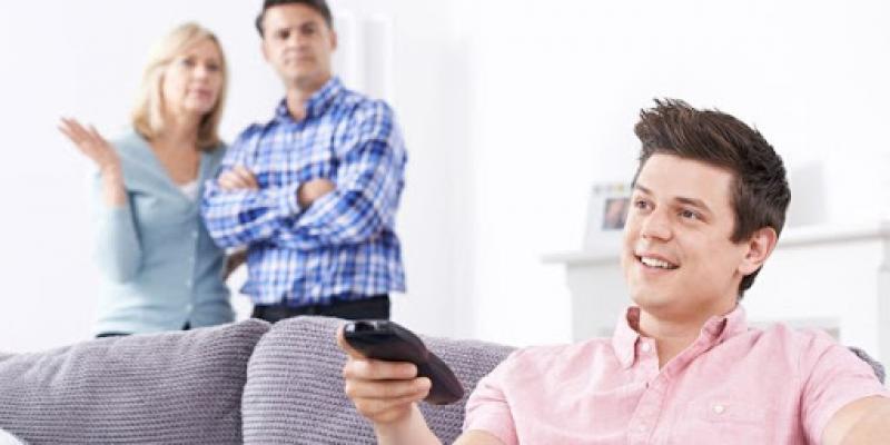 Casi la mitad de los españoles de entre 25 y 34 años aún vive con sus padres. El 46,4% de los españoles entre 25 y 34 años aún vive con sus padres.