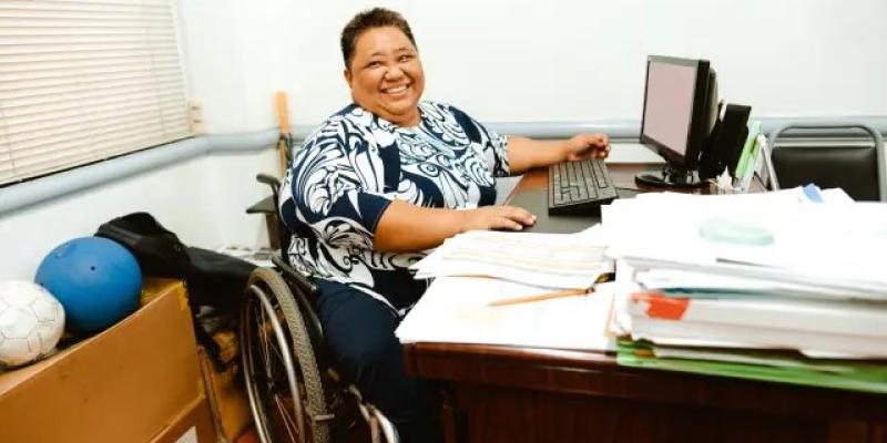 Mujer con discapacidad en su puesto de trabajo.