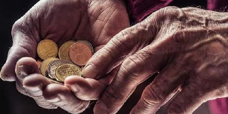 Imagen de unas manos de una persona mayor con monedas/El Economista La Seguridad Social ofrece distintas cuantías con el retraso de la jubilación