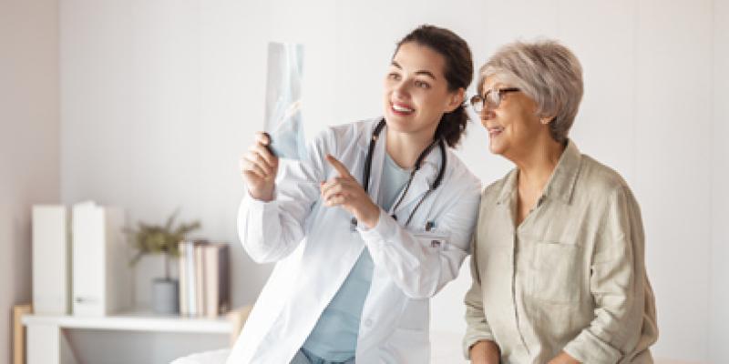 Imagen de una persona mayor en el médico/envatoelements La reducción de la jubilación y la pobreza