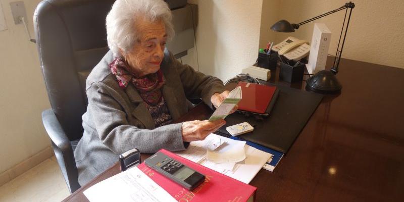 El patrimonio de las jubiladas/ Fundación La Caixa Jubilada con papeleo con su patrimonio