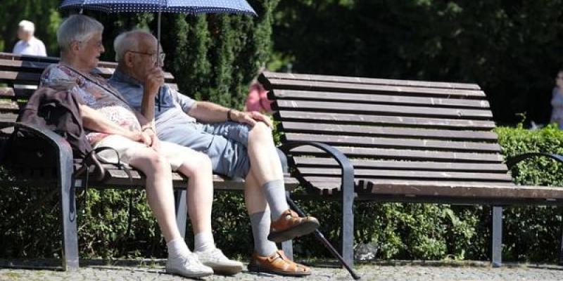 Jubilados / Pixabay Dos personas mayores sentadas en un banco