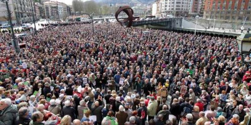 Miles de jubilados pidiendo pensiones justas en Bilbao.