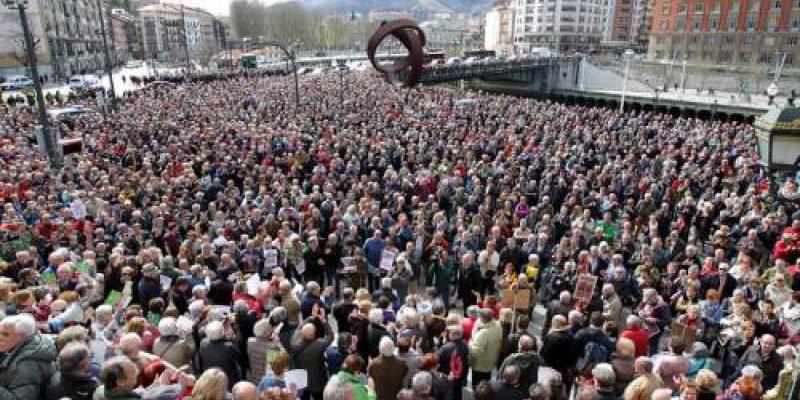Miles de jubilados pidiendo pensiones justas en Bilbao. Miles de jubilados pidiendo pensiones justas en Bilbao.