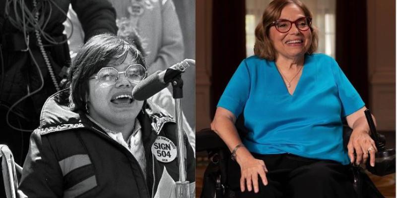  Un collage de dos fotos de Judy Heumann. A la izquierda; Una foto en blanco y negro de Judy Heumann en las protestas de los 504 en los años 70. Judy es una mujer blanca de pelo castaño corto que va en silla de ruedas. Lleva gafas y una chaqueta con un pin que dice "Firme la 504 ahora". Habla apasionadamente ante un micrófono. A la derecha, un retrato de Judy Heumann, una mujer blanca con el pelo castaño hasta los hombros que lleva gafas rojas, una camisa azul de cuello de pico y un collar dorado. Sonríe af