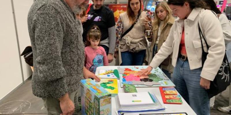 Juegos de mesa accesibles - Foto de ONCE Participantes en InterOcio mirando juegos de mesa